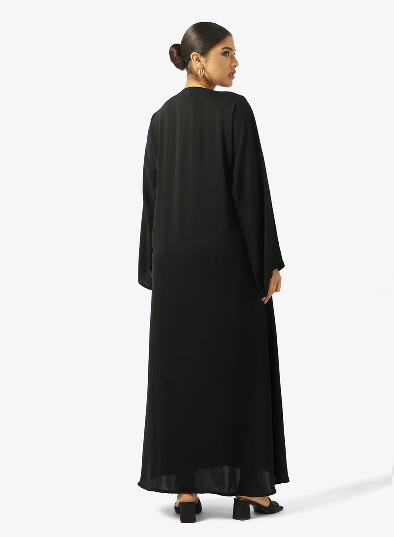 هيا كلوزيت عباية مطرزة باللون الأسود مع شيلة - Image 2